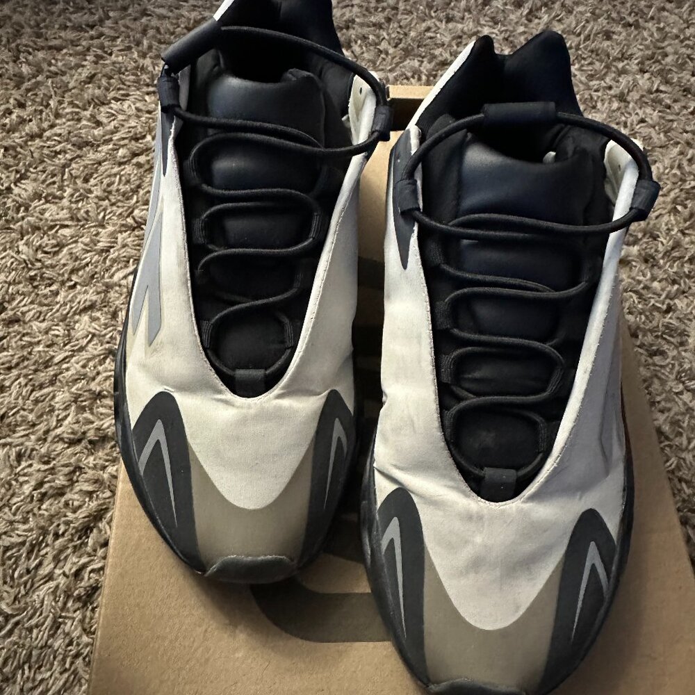 USED adidas Yeezy Boost 700 MNVN Bone